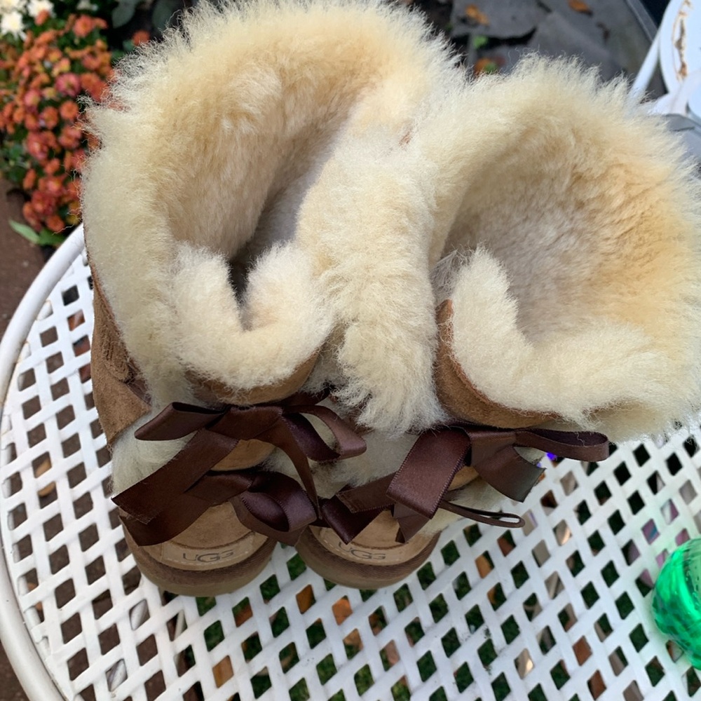 Great pair of UGGS Boots size 9  fur fluffy!!